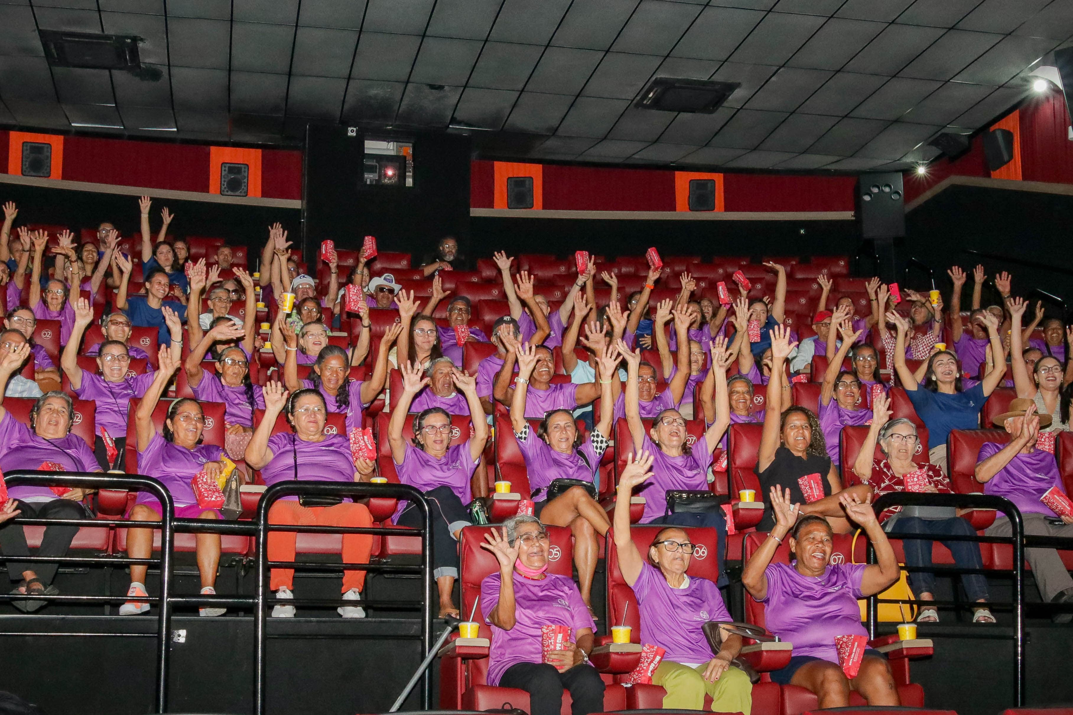Conectividade+60 leva idosos ao cinema e promove inclusão social com afeto