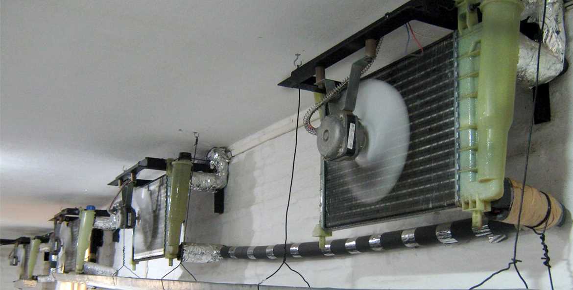 Vários fancois caseiros feitos com radiadores automotivos sem case fixados na parede